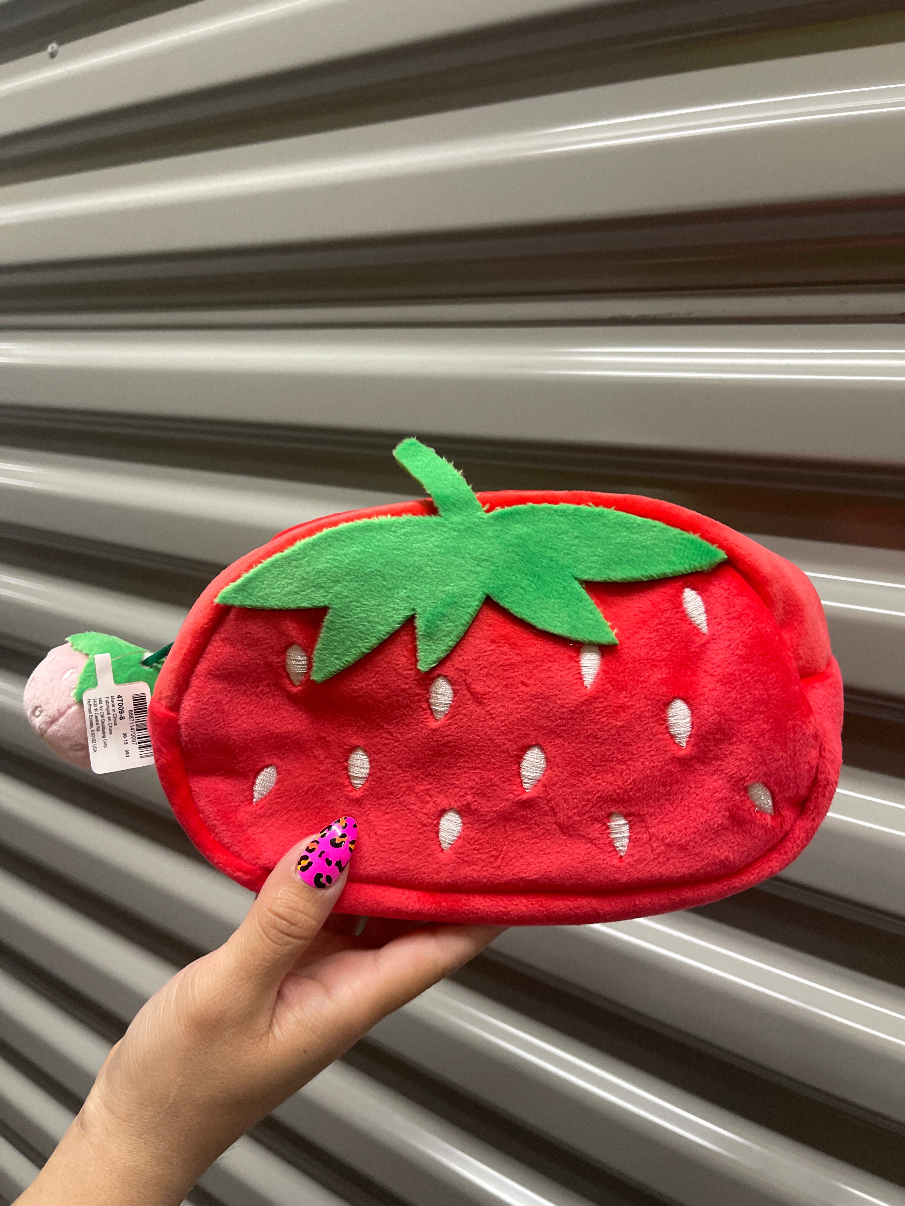 Porta Cosmético Cartuchera Fresa Peluche