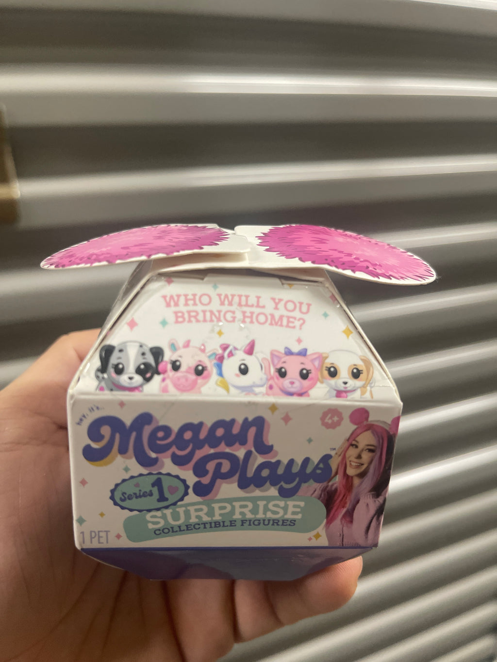 Megan Plays Peluche Sorpresa