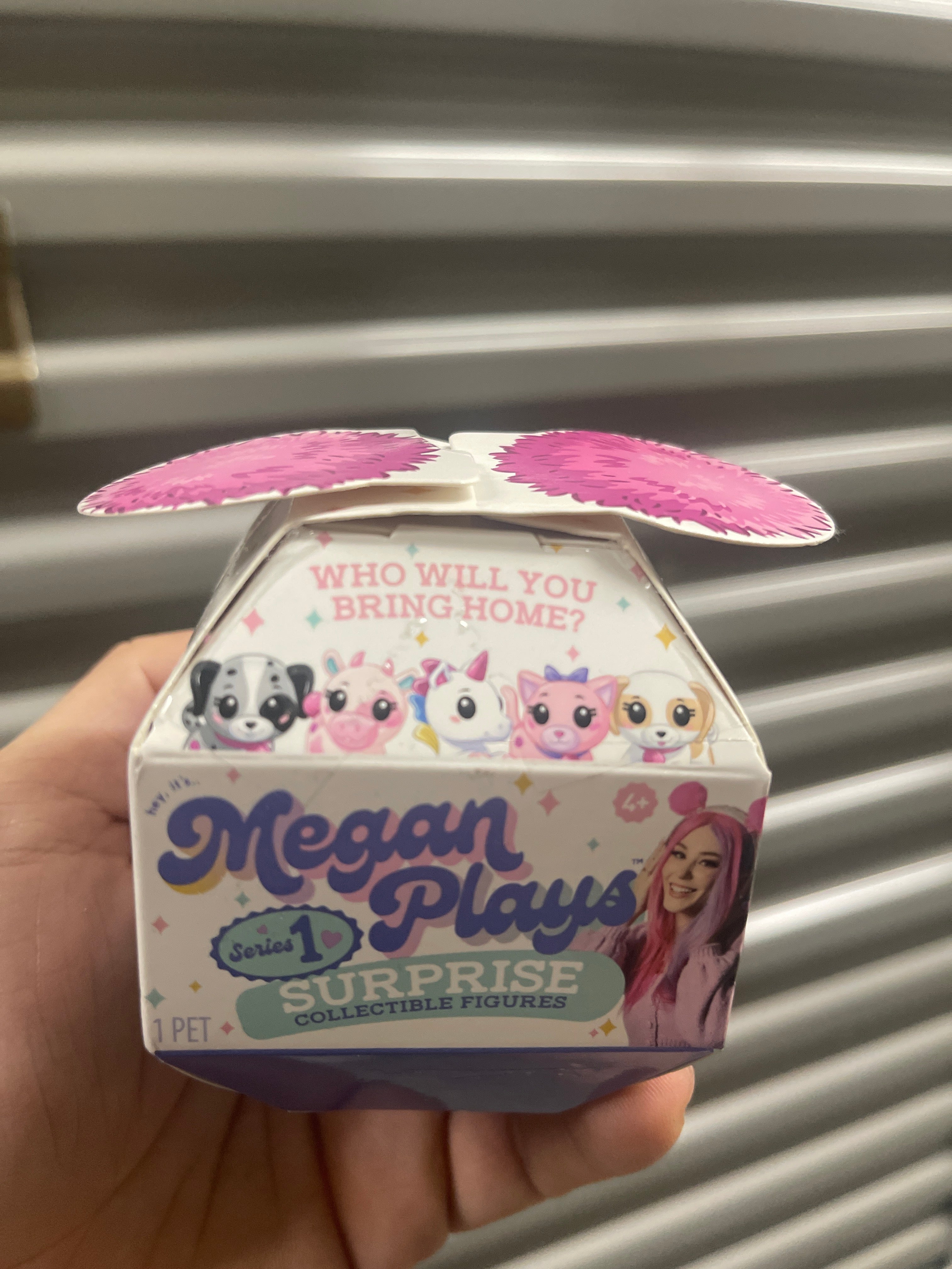 Megan Plays Peluche Sorpresa