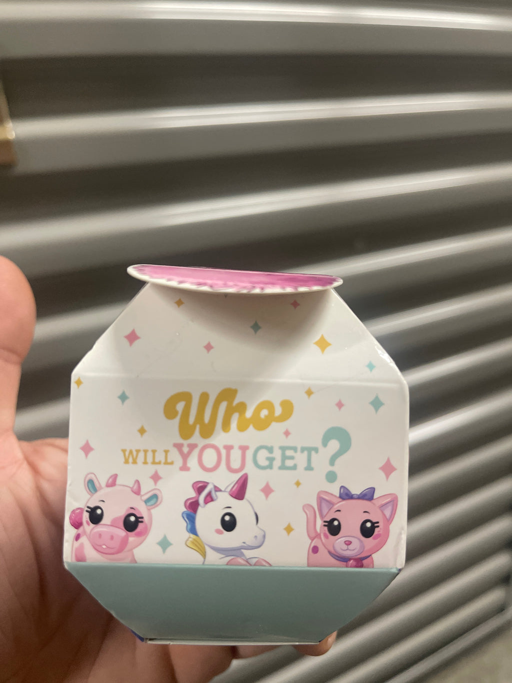 Megan Plays Peluche Sorpresa